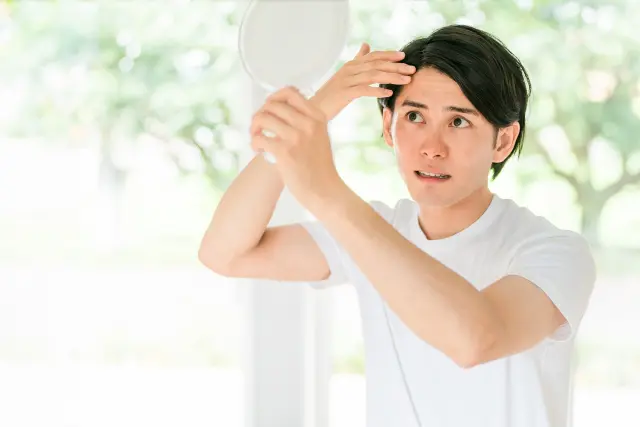 薄毛を気にする男性