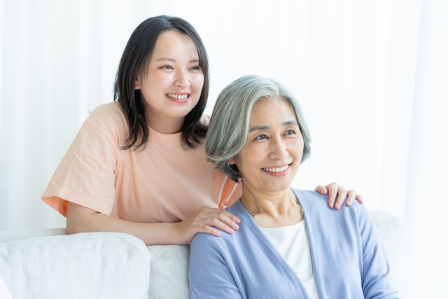 白髪の高齢女性と黒髪の若い女性が並ぶ様子。加齢による髪の色の変化と世代間の違いを象徴するイメージ|白髪の科学と老化に関する解説記事より