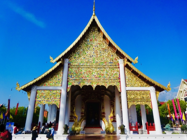 ISHRS世界会議の開催地であるタイ・バンコクを象徴する金色の寺院の風景。国際的な毛髪外科学会が東南アジアで開催された歴史的背景を象徴する印象的な文化的イメージ。
