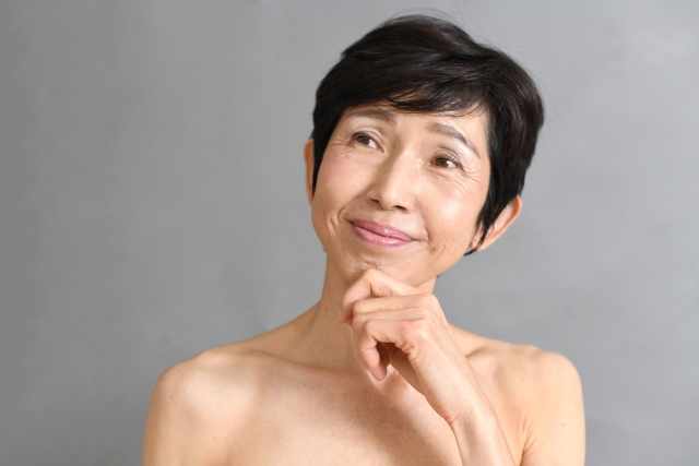 植毛手術によって得られる見た目の変化や効果について、前向きに再考しながら微笑む高齢女性のイメージ写真。植毛を受ける目的や期待を明確にする重要性を解説する医療コラムに関連