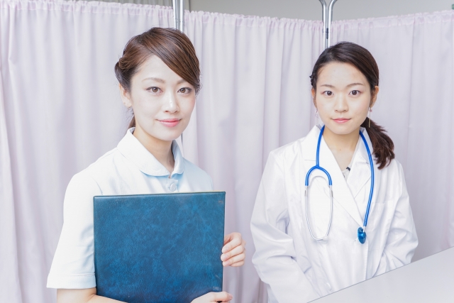 慢性下腿潰瘍の新しい治療法に関心を寄せる女性医療従事者たちが笑顔でカメラを見る様子。毛包移植をはじめとした再生医療の可能性を感じさせる医療現場のイメージ。