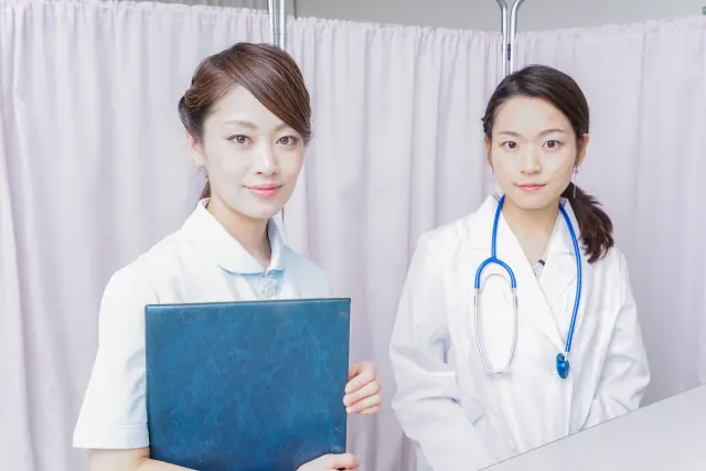 慢性下腿潰瘍の新しい治療法に関心を寄せる女性医療従事者たちが笑顔でカメラを見る様子。毛包移植をはじめとした再生医療の可能性を感じさせる医療現場のイメージ。