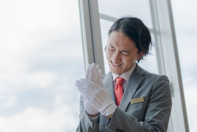 スーツ姿で手術を行おうとする男性が誤った手技を繰り返し、場違いな様子を見せる光景｜無資格者が医療的訓練もなく植毛手術を行う危険性と、ISHRSが警告する倫理欠如の象徴