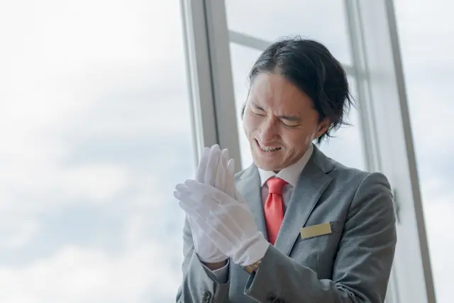 スーツ姿で手術を行おうとする男性が誤った手技を繰り返し、場違いな様子を見せる光景｜無資格者が医療的訓練もなく植毛手術を行う危険性と、ISHRSが警告する倫理欠如の象徴