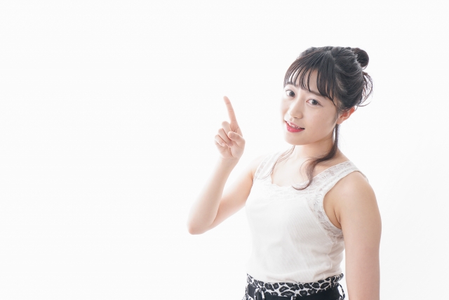 薄毛対策や美容医療の選択肢に気づいた女性が上を指さしているイメージ。毛髪再生や植毛手術に関する情報を直感的に探している様子を表現。