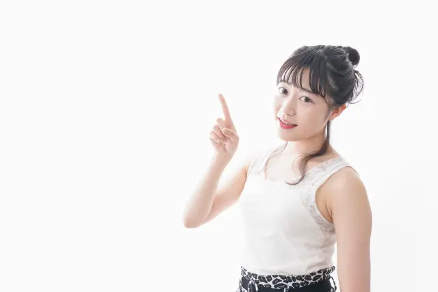 薄毛対策や美容医療の選択肢に気づいた女性が上を指さしているイメージ。毛髪再生や植毛手術に関する情報を直感的に探している様子を表現。