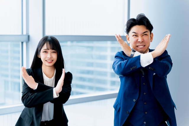 中年男性が若い女性と並んでカメラを見つめ、ユーモラスな表情を見せているシーン。親子や家族のような関係性が想起され、AGA（男性型脱毛症）の遺伝的要因や家系との関連を象徴的に表現｜ヒロクリニック