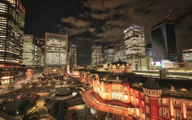 東京の夜景と煌めくビル群｜芸能人が外見の悩みを公表しやすくなった現代都市の象徴