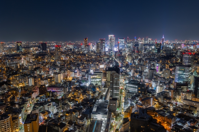 輝く東京のネオン街｜外見への意識が高まる都市で広がる芸能人の薄毛治療と最新植毛技術