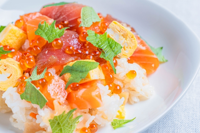 サーモンや卵、野菜など、髪に必要なタンパク質やビタミン、ミネラルを豊富に含む食材が彩りよく盛り付けられたちらし寿司。美髪を意識した栄養豊富な和食の一例。