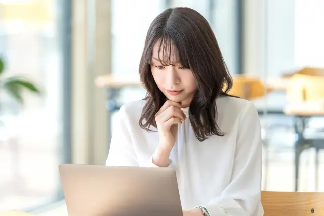「FUE法とは何か？」の記事を読みながら、毛髪移植の仕組みに納得する日本人女性の表情