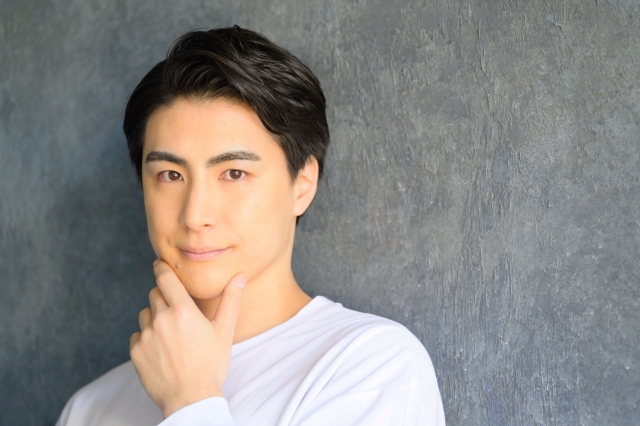 ひげのない清潔感のある顔立ちの日本人男性のポートレート。ヒゲが生えにくい体質や、完全にツルツルの顔を保つ日常がうかがえる。ヒゲ移植を検討する前の状態や、ヒゲの薄さに悩む男性の例として適したイメージ。