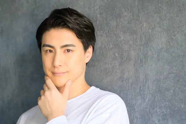 ひげのない清潔感のある顔立ちの日本人男性のポートレート。ヒゲが生えにくい体質や、完全にツルツルの顔を保つ日常がうかがえる。ヒゲ移植を検討する前の状態や、ヒゲの薄さに悩む男性の例として適したイメージ。