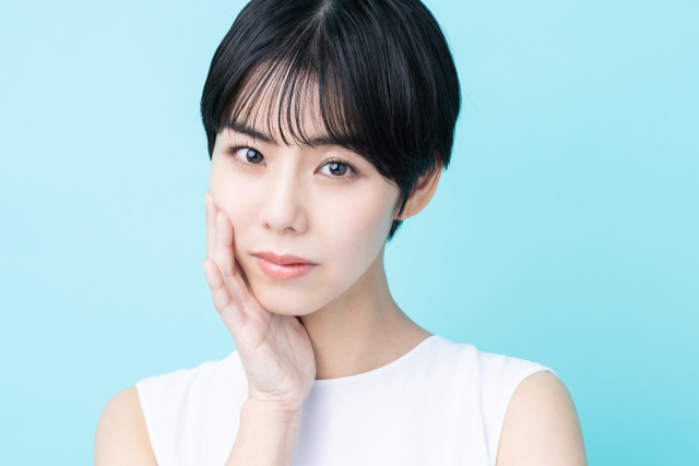 自毛植毛やFUE技術に関心を持ち、自身の髪の将来について真剣に考えるショートヘアの女性のイメージ。薄毛や頭髪の変化に悩む人々の感情や意識変化を象徴するビジュアル。