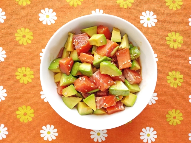 オメガ3脂肪酸を豊富に含むサーモンと、ビタミンEや良質な脂質を持つアボカドを組み合わせたポキボウル。美髪を育む栄養素を効率よく摂取できる、髪に優しい一皿の例。