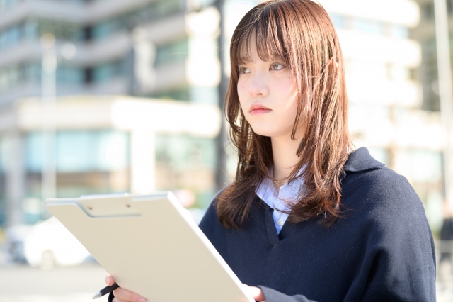 薄毛治療に関する情報を確認する若い女性カウンセラーのイメージ写真。植毛手術や毛髪再生に関心を持つ患者への説明や統計データの提示を連想させる構図。