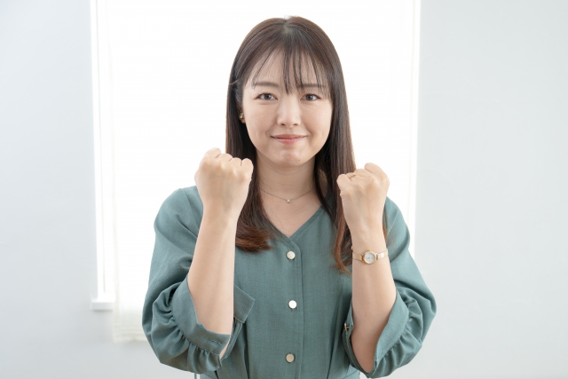 抜け毛や薄毛の不安を抱えながらも前向きに向き合おうとする女性のポーズ。ヘアケアや髪の再生に取り組む姿勢を表現