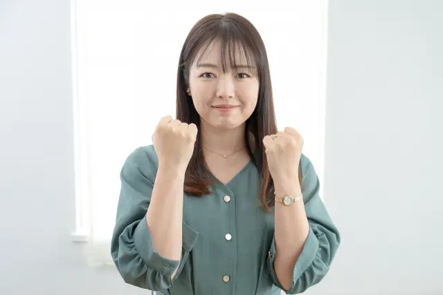 抜け毛や薄毛の不安を抱えながらも前向きに向き合おうとする女性のポーズ。ヘアケアや髪の再生に取り組む姿勢を表現