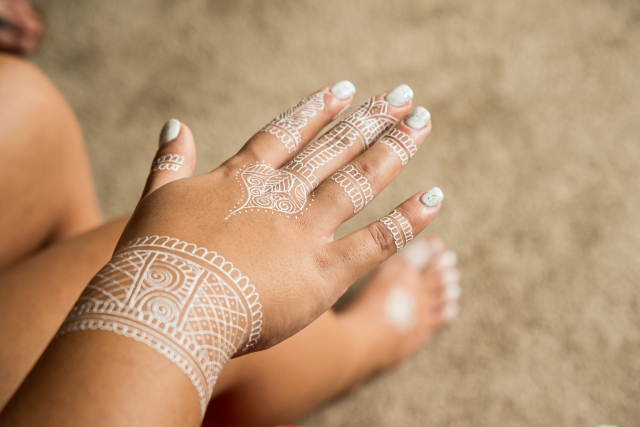 手のひらに施されたヘナアートの模様 — 天然染料ヘナの文化的ルーツと、髪染めや皮膚装飾への応用を象徴する伝統的な植物染色のイメージ