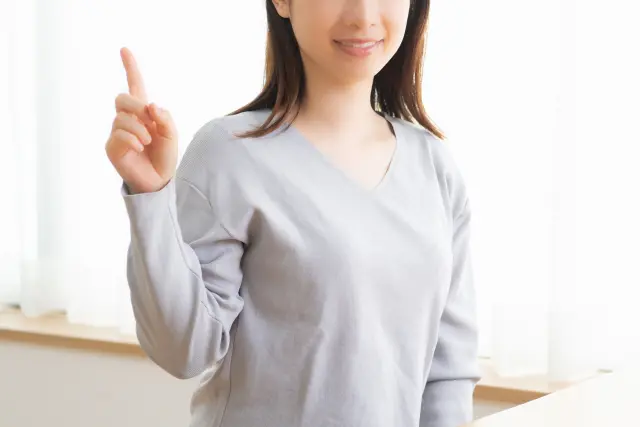 植毛治療や統計の重要ポイントを示すように、明るく指を立てる女性。毛髪再生医療の基本情報や選び方を強調するイメージ