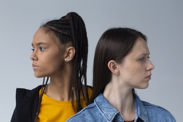 細かく編み込まれたブレイズヘアをまとったアフリカ系女性のポートレート。伝統的なブレイズスタイルは黒人文化に深く根ざした髪型であり、自分らしさや美しさを表現する手段であると同時に、過度なテンションによる脱毛リスクを抱える場合もある。本記事のテーマであるブレイズと牽引性脱毛症（traction alopecia）の関係を想起させる象徴的なヘアスタイル。