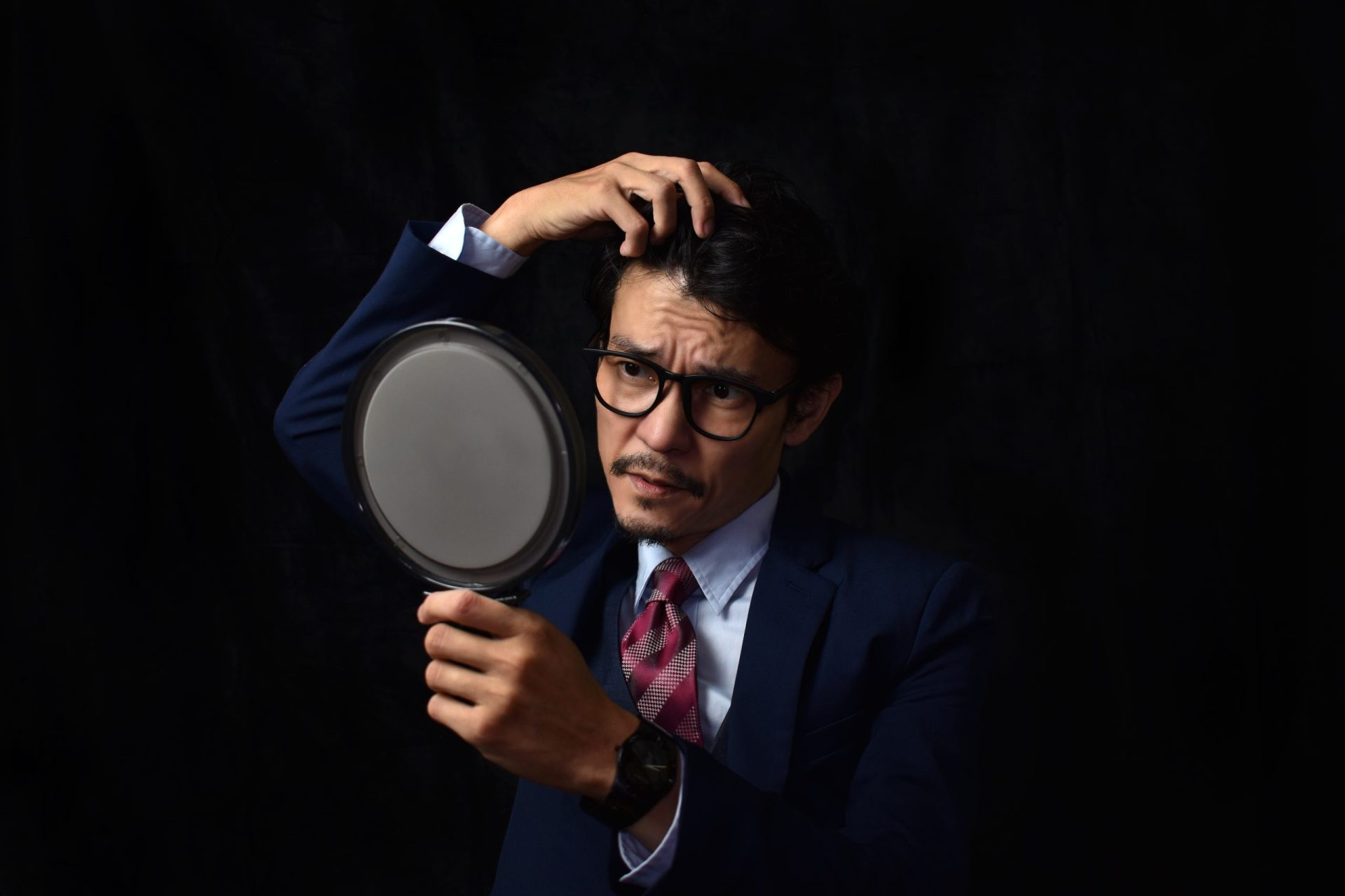 薄毛を気にする男性