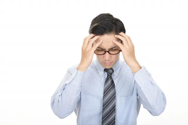 生え際を気にする男性