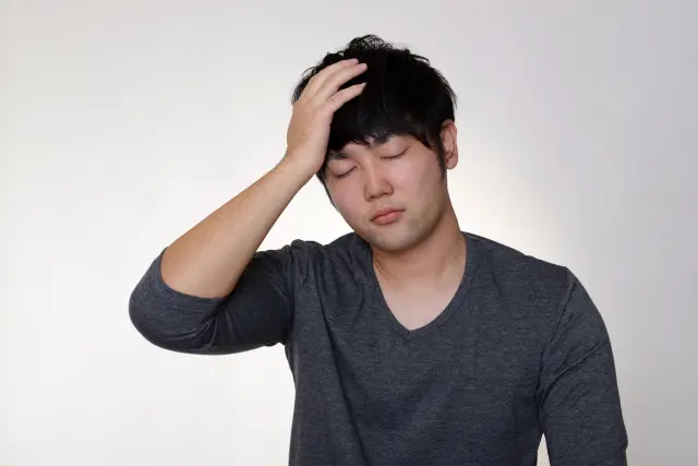 悩む男性
