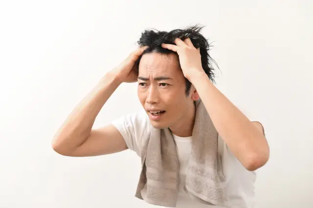 頭髪を嘆く男性