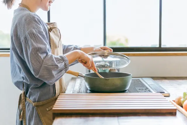 料理する女性