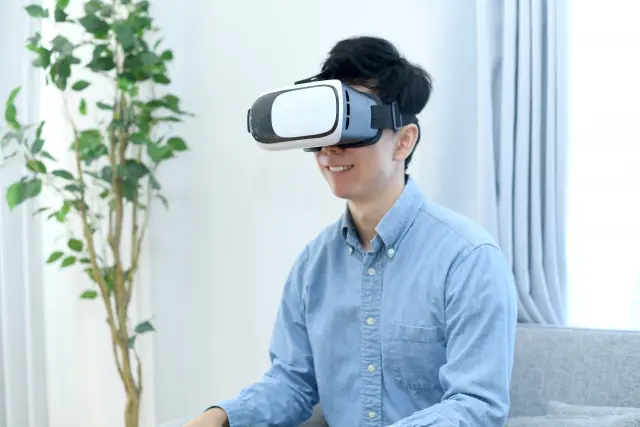 VRをつけた男性