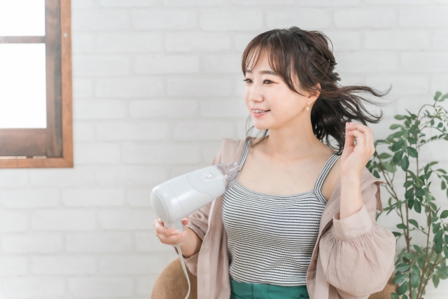 ドライヤーをする女性