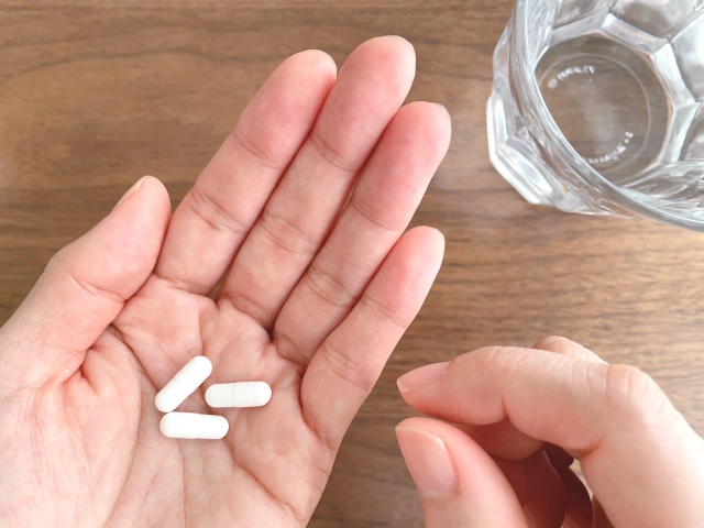 手のひらの内服薬とこっぷ