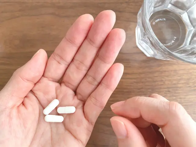 手のひらの内服薬とこっぷ