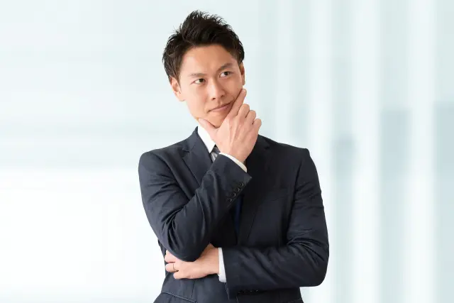 悩む男性
