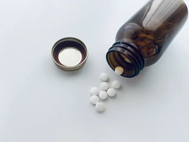 植毛後の継続ケアとAGA治療薬の併用をあらわすイメージ