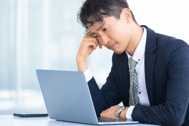 悩む男性