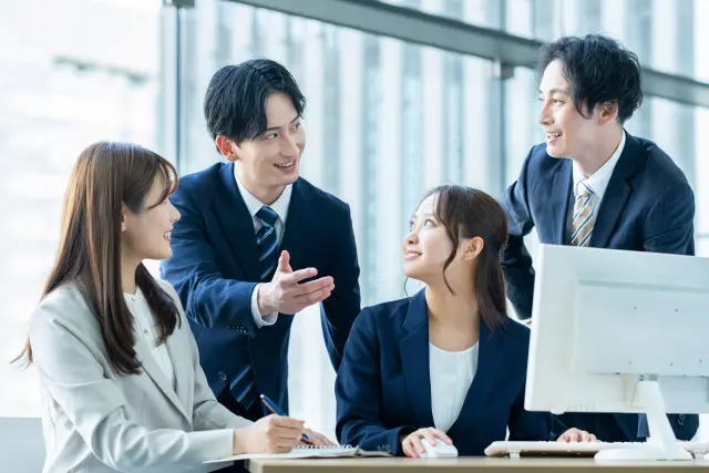 オフィスで働く男女