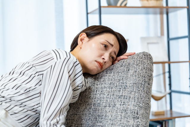 ソファにもたれかかる女性