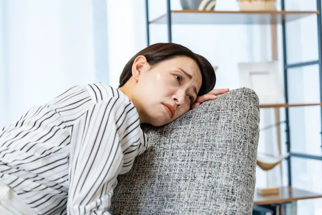 ソファにもたれかかる女性