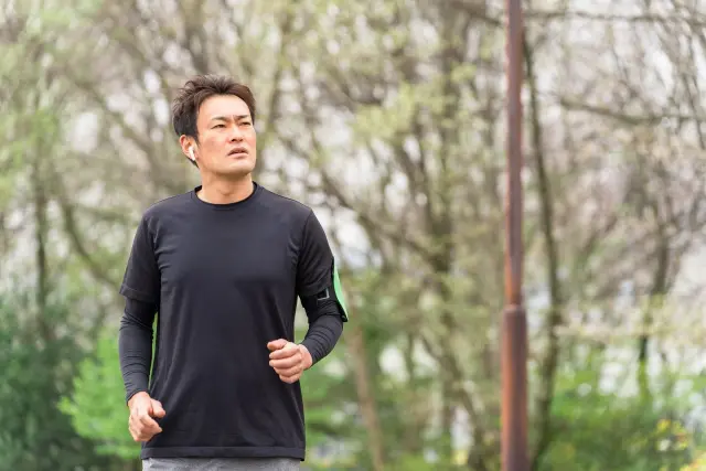 ランニングする男性