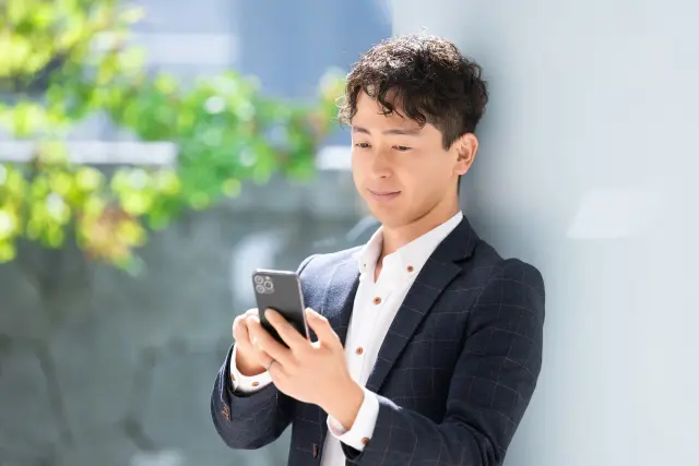 スマホを触る男性