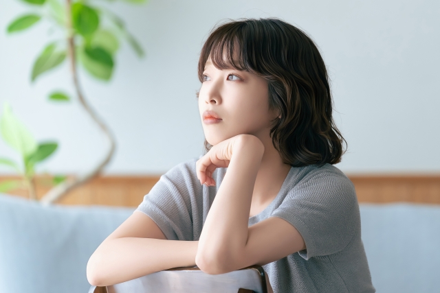 悩む女性