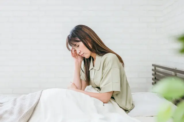 寝起きの女性