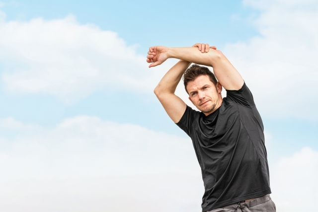 ストレッチをする男性