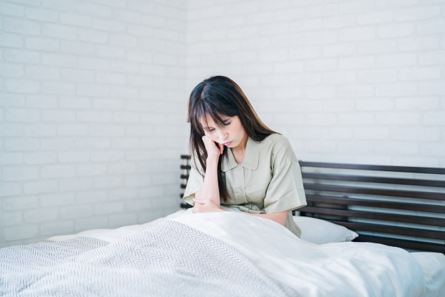 ベッド　女性　体調不良