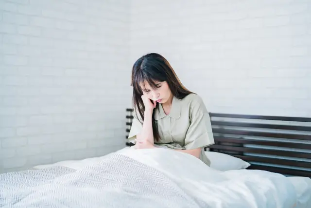 ベッド　女性　体調不良