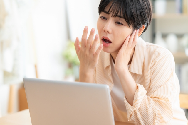 あくびをする女性