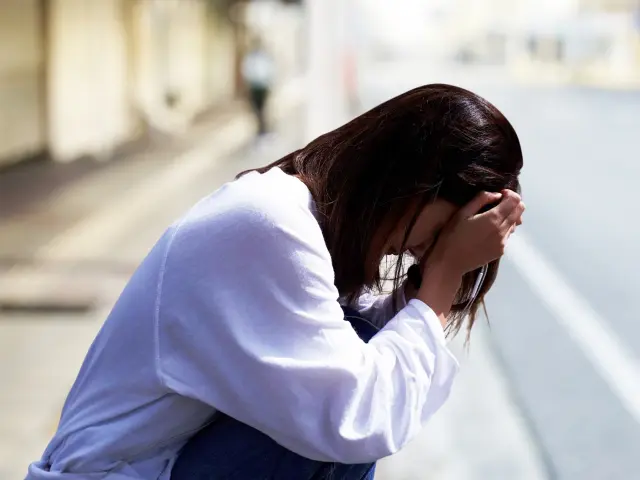 座り込む女性