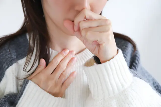 咳をする女性
